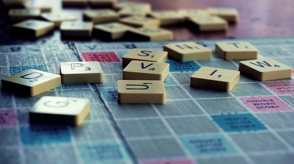 Affinez votre vocabulaire avec l'aide scrabble en ligne